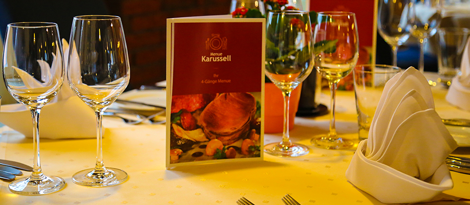 Festlich eingedeckter Tisch mit Menü-Karte
