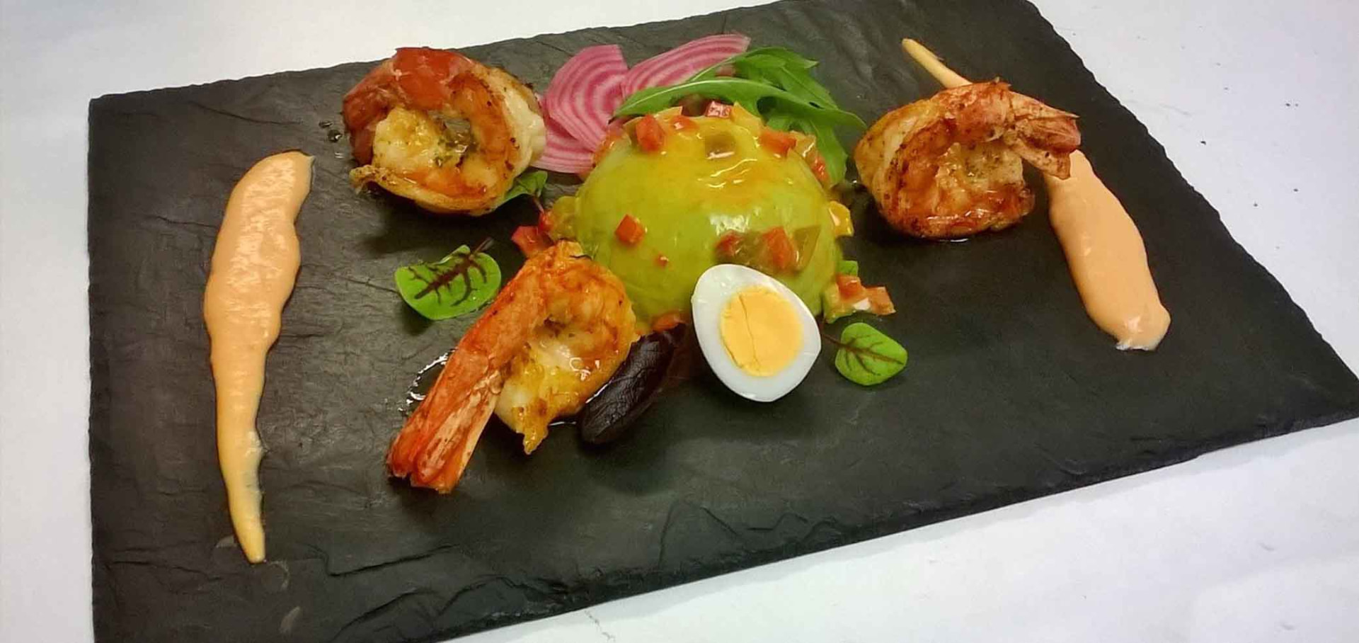 Garnelen mit Avocado-Tatar auf Schieferplatte